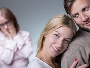 امرأة برج الدلو هي شخصية تحب التعامل مع الأشخاص الذكية 