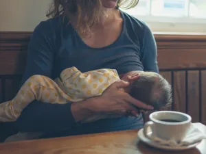 حتى يتمكن الطفل من الامساك بالحلمة بطريقة صحيحة يجب أن يكون الثدي في مكان مناسب