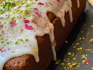 كيكة المكسرات بماء الورد والهيل