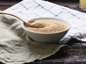 تحتوي الكينوا على كمية من الألياف أكبر من ضعف الموجودة في الحبوب الأخرى