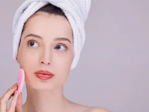 البشرة الدهنية تحتاج أيضًا إلى ترطيب، فإفراطها في انتاج الزيوت يجعلها جافة أكثر