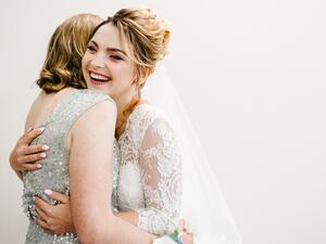 عليكِ أن تدركي أن الأولوية لوالدة زوجك في الحياه