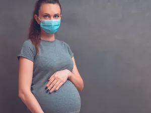النساء الحوامل معرضات لخطر متزايد ويعانون عادة من مضاعفات كوفيد-19