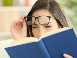 طول النظر الشيخوخي حالة تؤثر على كثير من الأشخاص، وتزداد سوءاً مع تقدمهم في العمر.