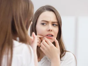 يساعد شرب الماء على طرد السموم الموجودة في الجسد