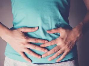 الكحول وبعض الأدوية المسكنة ممكن أن تسبب متلازمة الأمعاء المتسربة