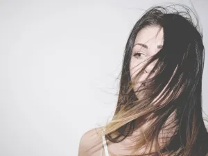 تجنبي عند غسل شعرك في الصيف بالماء الساخن لمنع جفافه وتقصفه بصفة عامة