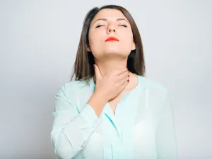 من أعراض خمول الغدة الدرقية جفاف، وهشاشة الجلد