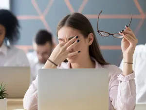 يمكن أن يؤدي انخفاض رمشات العين وجفاف العين إلى التهيج