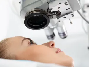 تعالج جراحة تصحيح النظر بالليزر مشاكل النظر الناجمة عن مشاكل الانكسار