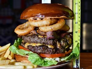 واجه تحدي البرجر العملاق "مونستر برجر" في مطعم بلاك سميث