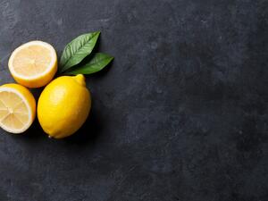 يسبب حمض السيتريك الموجود في الليمون تآكل الأسنان
