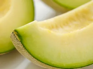 يعمل البطيخ الأصفر على الحماية من خطر الإصابة بمرض البواسير