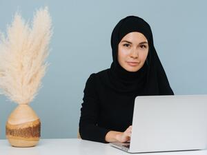 يعتبر العمل ميزة عظيمة في رمضان حيث أن ساعات العمل أقل