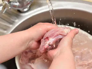 يجب سلق اللحمة للمرة الأولى بالماء دون إضافة أي شي آخر