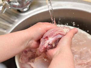 يجب سلق اللحمة للمرة الأولى بالماء دون إضافة أي شي آخر