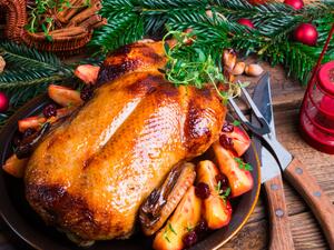 لتتأكدي من نضج الديك، اضغطي علي أسمك جزء في فخذ الديك بسكين