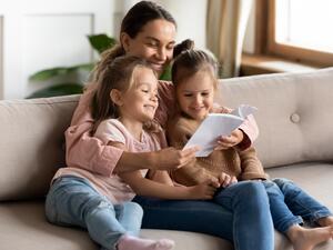 يعتبر أصحاب وأشخاص برج القوس مرحون ويجعلون الأطفال والرضع يضحكون