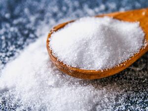 يجب ألا يتناول البالغون أكثر من 6 جرامات من الملح يوميًا 