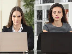 توقفي عن مقارنة نفسك بالآخرين فهذا يزيد من شعورك بالحزن