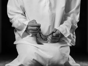 إن الدعاء  يجعل بينك وبين الله صلة وارتباط