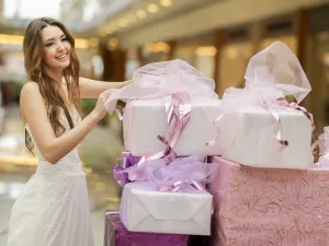  يمكن أن تُسعِدى صديقتك العروس عبر إهدائها حذاء مريح