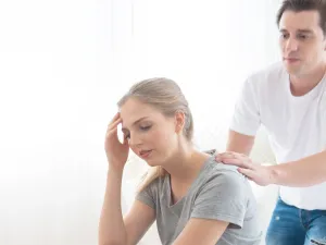 أظهر لشريكتك تعاطفك وأسعى إلى مواساتها وضع نفسك في مكانها