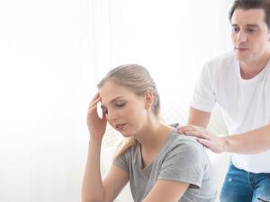 أظهر لشريكتك تعاطفك وأسعى إلى مواساتها وضع نفسك في مكانها