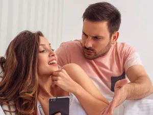 تجعلتك الغيرة تقوم بتفتيش هاتف شريكك عدة مرات وتبحث في محادثاته 