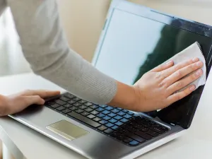 قبل أن تبدأ التعقيم، قم بارتداء قفازات مطاطية من مادة النتريل أو اللاتكس