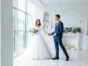 يجب اختيار فستان زفاف بسيط الذي يمكن أن يتناسب مع مكان إقامة حفل الزفاف