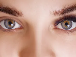 زيت الخروع يحتوي زيت الخروع على أهم الفيتامينات التي تساعد في نمو الشعر