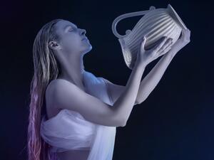 إمرأة برج الدلو عنيدة متحفظة