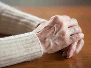 من أعراض مرض روماتيزم الدم الإحساس بحرارة مع ألم في المفاصل