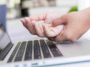 من أعراض ضعف الأعصاب حدوث ضعف في عضلات الذراعين واليدين