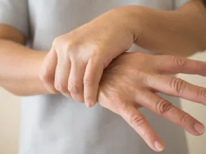 من أهم أسباب رجفة ورعشة اليد نقص فيتامين B12