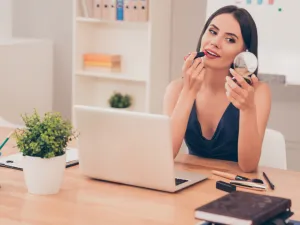 لتحصلي على بشرة مشرقة ووجه متألق، عليك بترطيب شفتيك بمرطّب جيّد