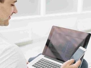 استخدام الهواتف الذكية يعرض السيدات أكثر للإصابة بآلام الرقبة مقارنة بالرجال