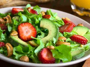 سلطة الأفوكادو والفراولة 