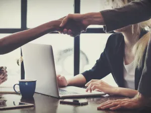 المعاملة الحسنة بين الناس تنشر الحب والسلام في المجتمع