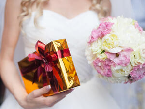 إن تبادل الهدايا تجلب السرور والسعادة