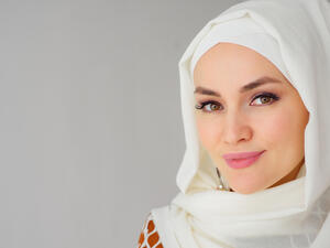 احرصي على عدم ارتداء الحجاب المطبع مع الملابس المزينة