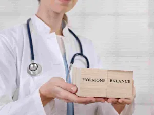 عليكِ تجنب بعض الأطعمة التي تساهم في خلل الهرمونات بما في ذلك السكر والكربوهيدرات المكررة