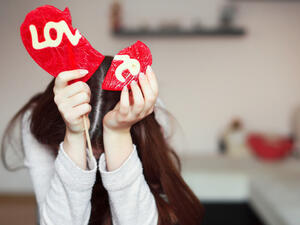 يتسم برج السرطان باندفاعه في مشاعره وتقلب حالته المزاجية