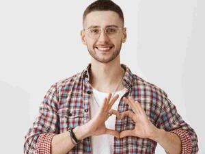 من صفات رجل الميزان الصدق في المشاعر وسهولة الوقوع فيه