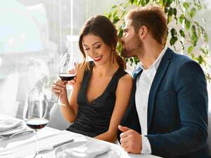 رجل الأسد عندما يقع في شباك الحبيبة يصبح كالطفل الوديع المطيع برغبته