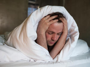 يمكن للأنسولين الذي يفرز بعد استهلاك الحلويات أن يعيق إنتاج هرمون التستوستيرون عند الرجال يمكن للأنسولين الذي يفرز بعد استهلاك الحلويات أن يعيق إنتاج هرمون التستوستيرون عند الرجال