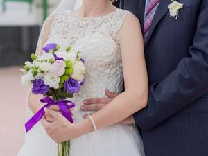 يجب تحديد الأوقات غير المضغوطة في عملك وعمل شريكك وتوفيق الإجازتين معا عند تحديد الزفاف