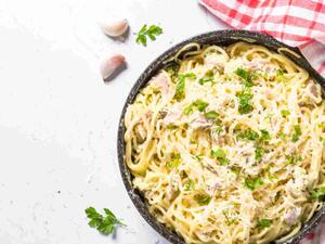 معكرونه بصلصه اللبن والثوم 