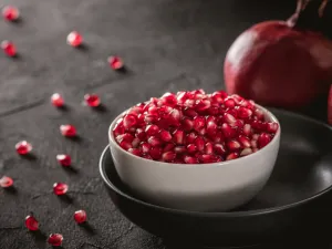 الرمان يحتوي على الألياف التي تساعد على الشعور بالشبع